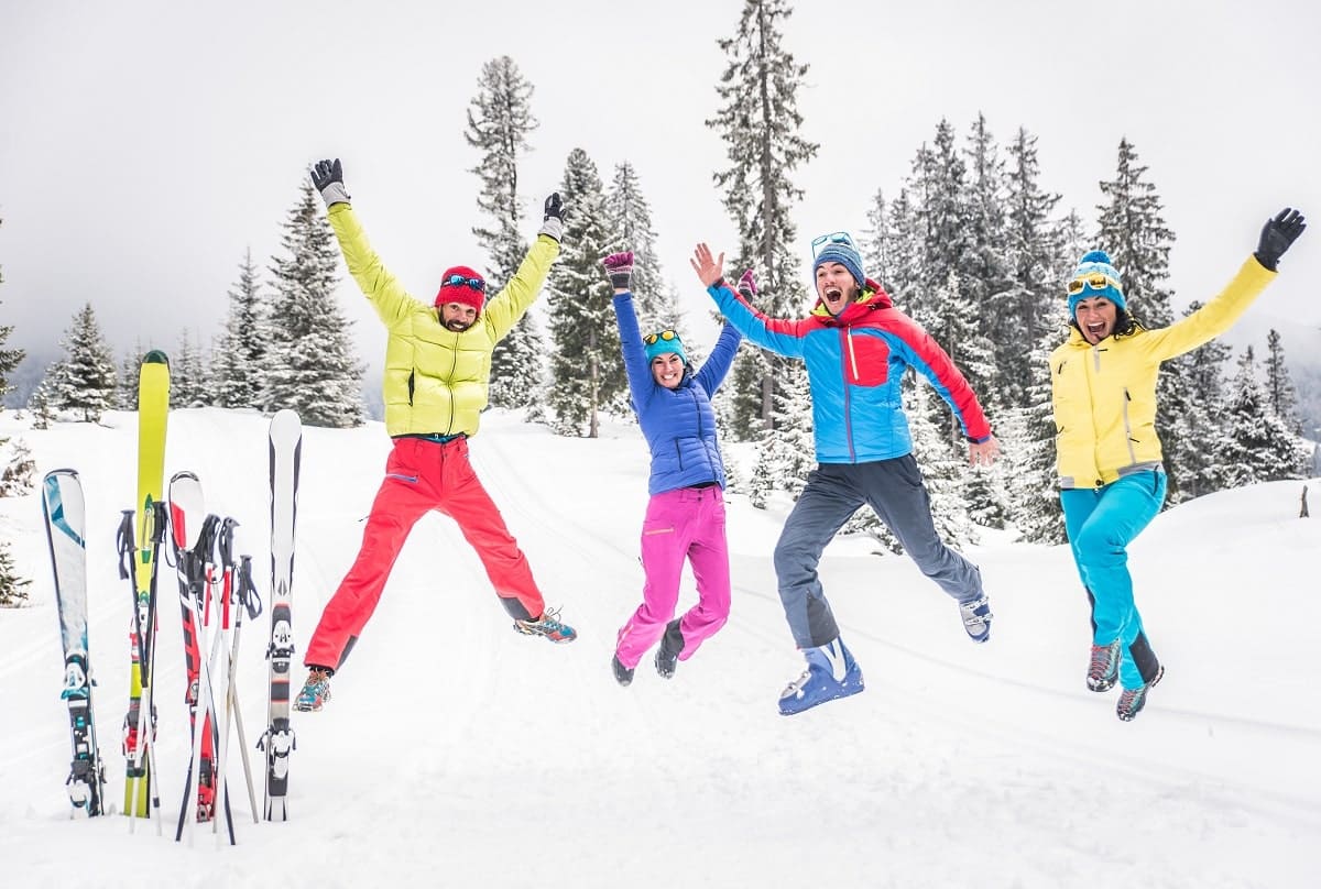 8 consejos para planificar un viaje de esquí con amigos (eso es divertido)