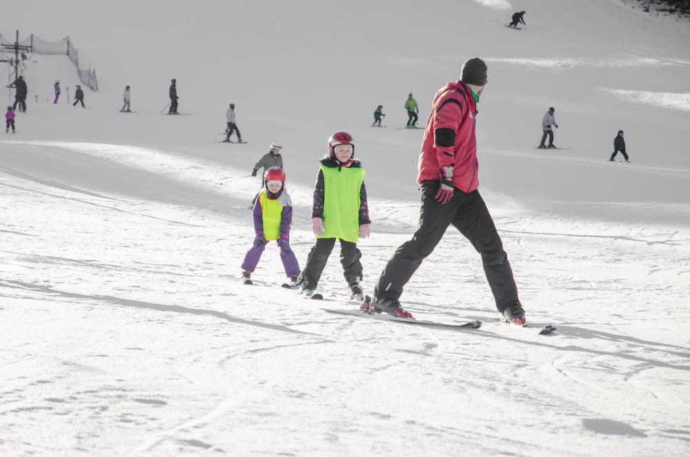 ¿Deberían los niños aprender a esquiar con un Edgie Wedgie? (Pensamientos de un instructor de esquí)