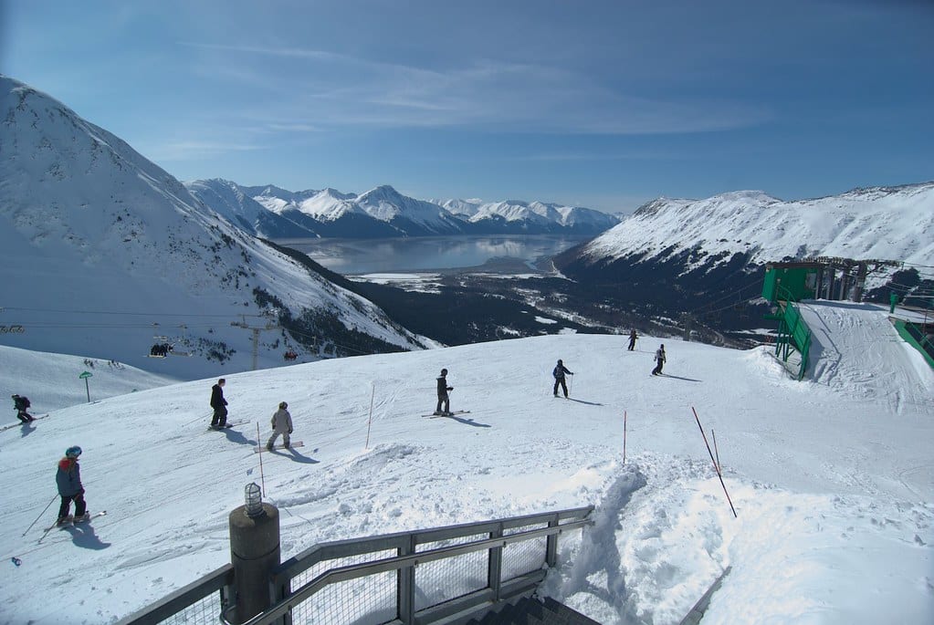 Las 3 mejores estaciones de esquí de Alaska para principiantes con amigos y familiares