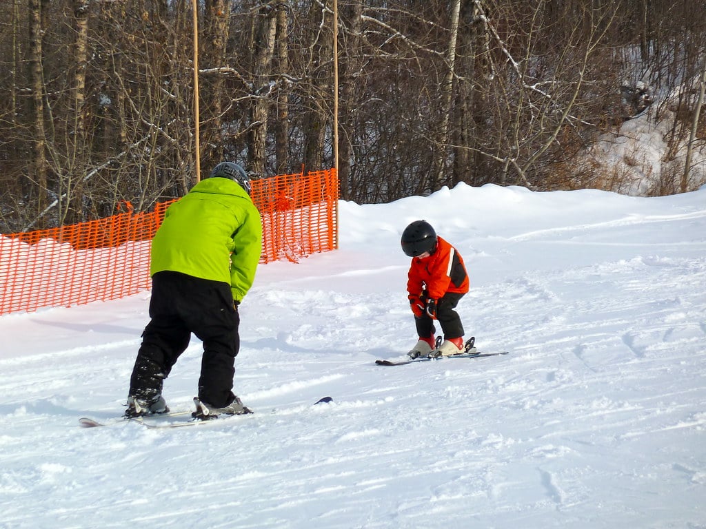 Encuentra la escuela de esquí perfecta para tu pequeño: Guía de esquí para niños pequeños