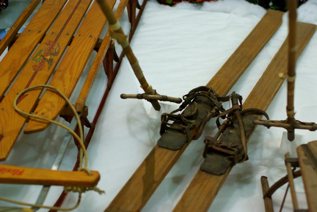 ¿Por qué la mayoría de los esquís ya no están hechos de madera maciza? (Ventajas de los esquís multicapa)