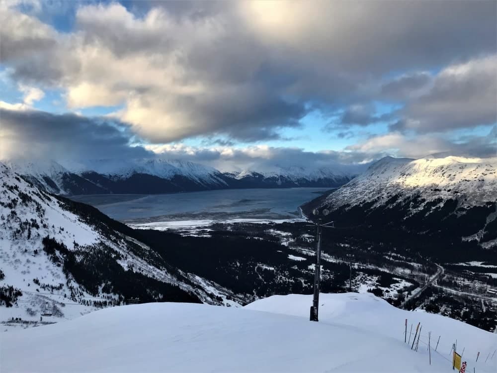 Las 3 mejores estaciones de esquí de Alaska para principiantes con amigos y familiares