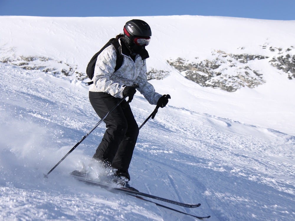 ¿Cuánto tiempo se necesita para volverse bueno esquiando? (¿1000 horas o menos?)