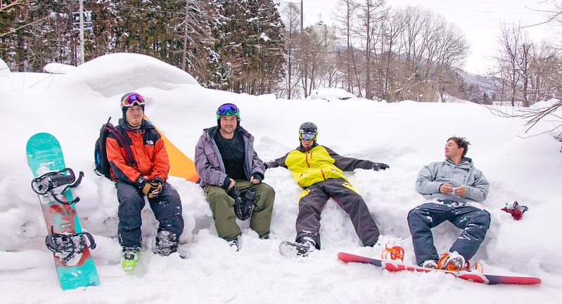 ¿Por qué los esquiadores y practicantes de snowboard no se caen bien?