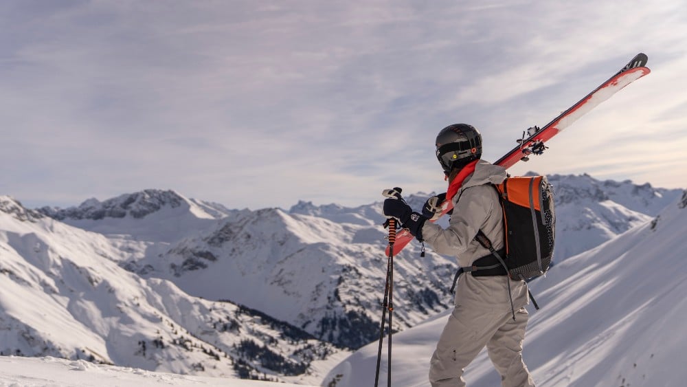 ¿Qué llevar debajo del casco de esquí para mantener el calor? Pasamontañas vs gorro
