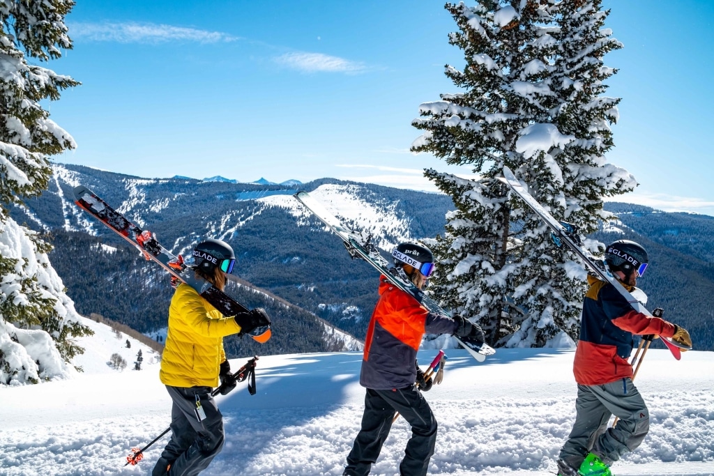 ¿Existe alguna diferencia entre esquís moldeados y parabólicos?