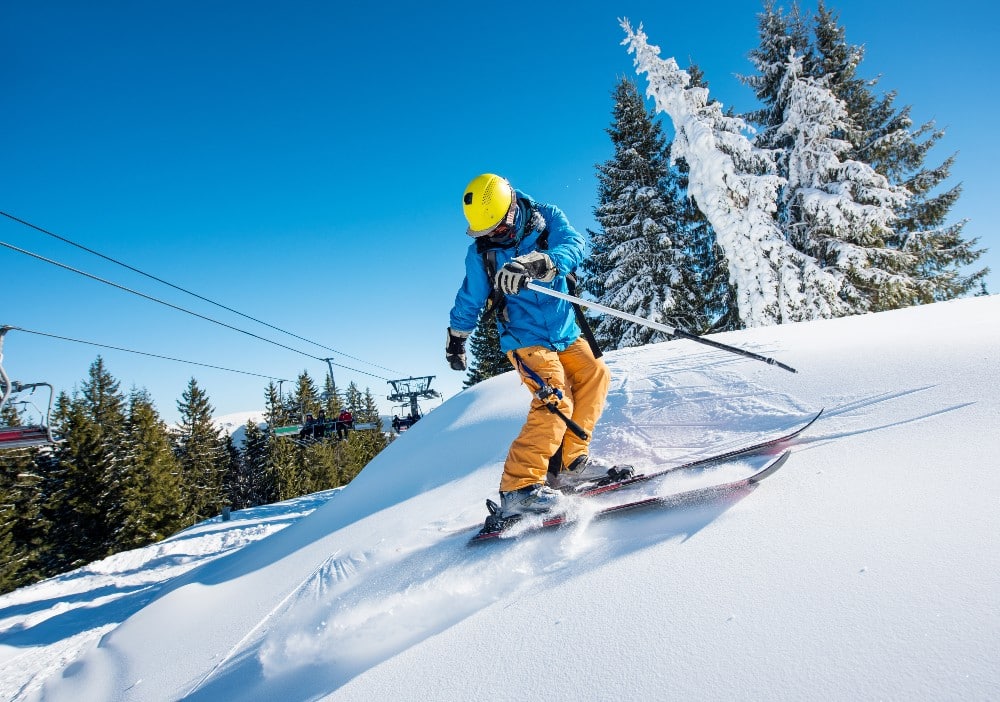 ¿Cómo usar correctamente los pantalones de esquí y nieve con botas? (Más o menos)