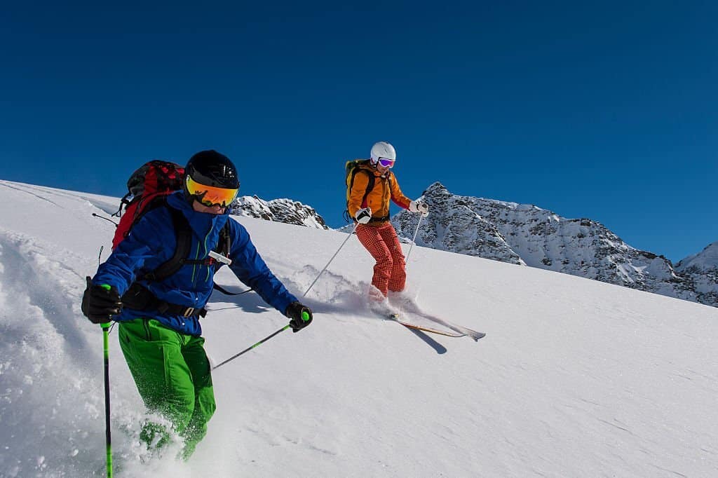 Cómo reducir la velocidad y controlar la velocidad con los esquís (3 formas sencillas)