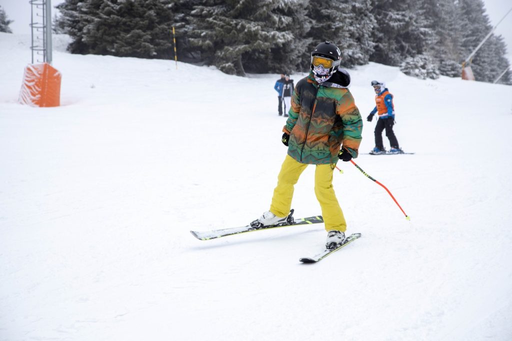 ¿Diferencia clave entre esquís estrechos y anchos? (paquete duro versus polvo)