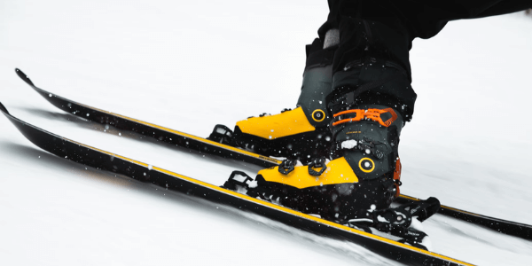 Cómo mantener los pies calientes al esquiar (5 consejos imprescindibles)