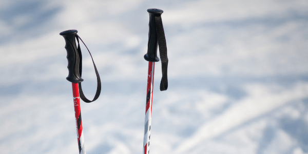 ¿Cuánto cuestan los bastones de esquí? (Costo explicado + Consejos para ahorrar)