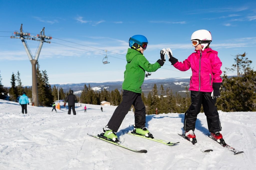 ¿Cómo saber si sus hijos están listos para esquiar en terrenos más desafiantes? (Verde a azul)