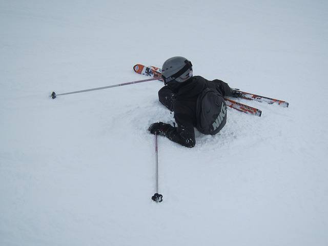 Cómo levantarse después de una caída de esquí