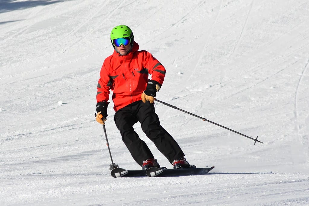 ¿Cómo funcionan realmente las correas de refuerzo para esquí? (¿Y deberías usar uno?)