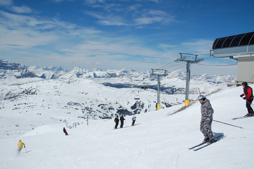 Razones REALES por las que no puedes volar drones en estaciones de esquí (la mejor alternativa)