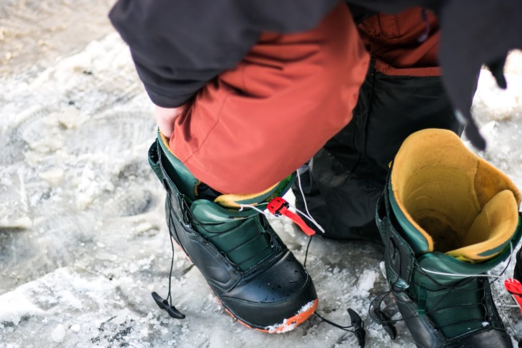 ¿Está usted en riesgo de sufrir el dedo del pie de esquiador? Descubra cómo proteger sus pies en las pistas