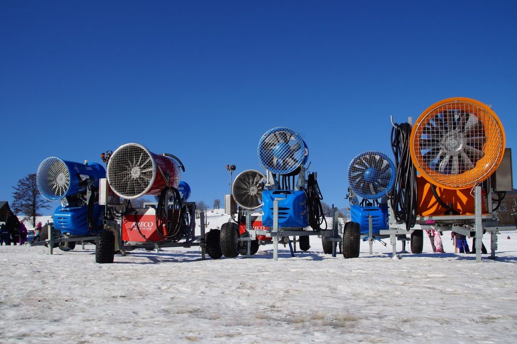 No creerá cuánta nieve pueden producir estas máquinas de nieve (Ski Science)