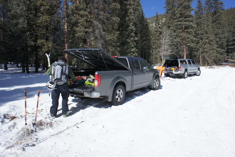 ¿Cinco formas de asegurar los esquís de forma segura en la caja de un camión? (Bolsas, Bastidores y Contenedores)