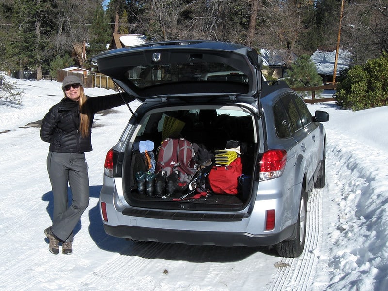 Las 3 mejores formas de transportar esquís en el coche (sin cofre de techo)