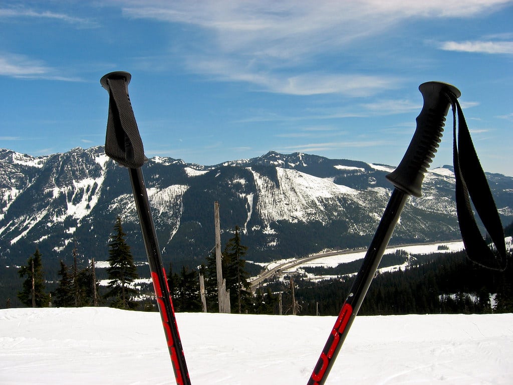 Cómo quitar las empuñaduras de los bastones de esquí (guía de reemplazo sencilla)
