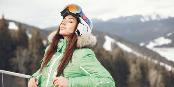 Cómo usar un casco de esquí con cabello largo (3 métodos)