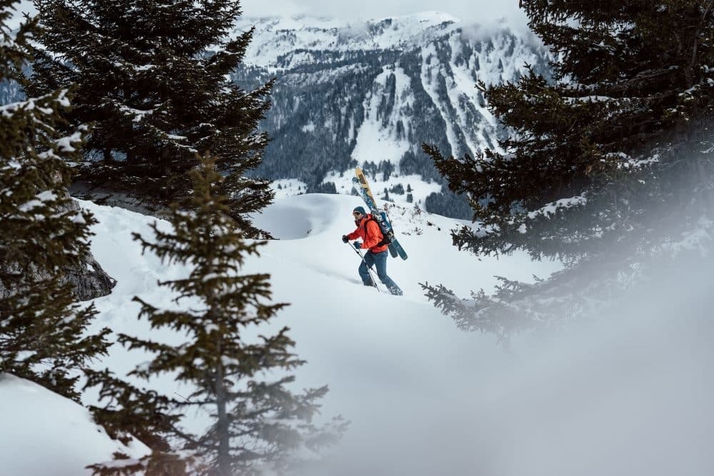 Cuesta abajo vs. Esquí de fondo: ¿cuál es más divertido? (Diferencias clave)