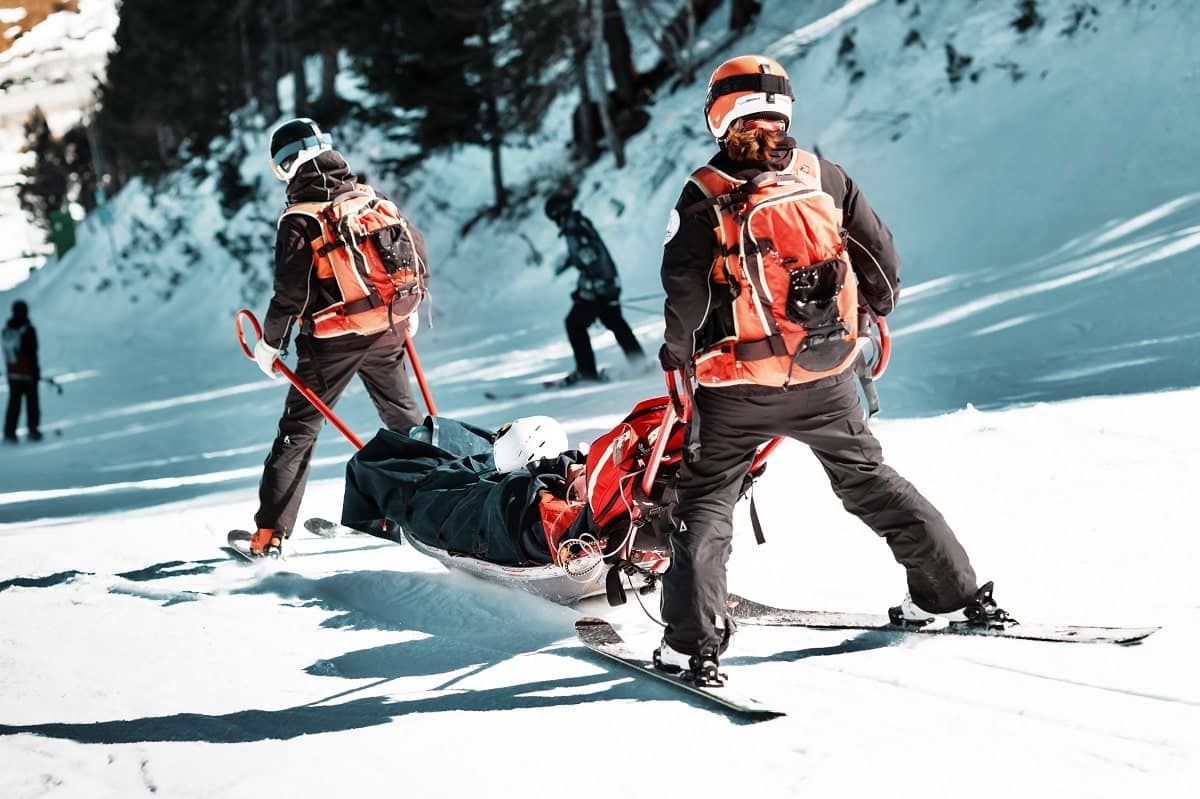 Diez lesiones comunes al esquiar (y cómo evitarlas)