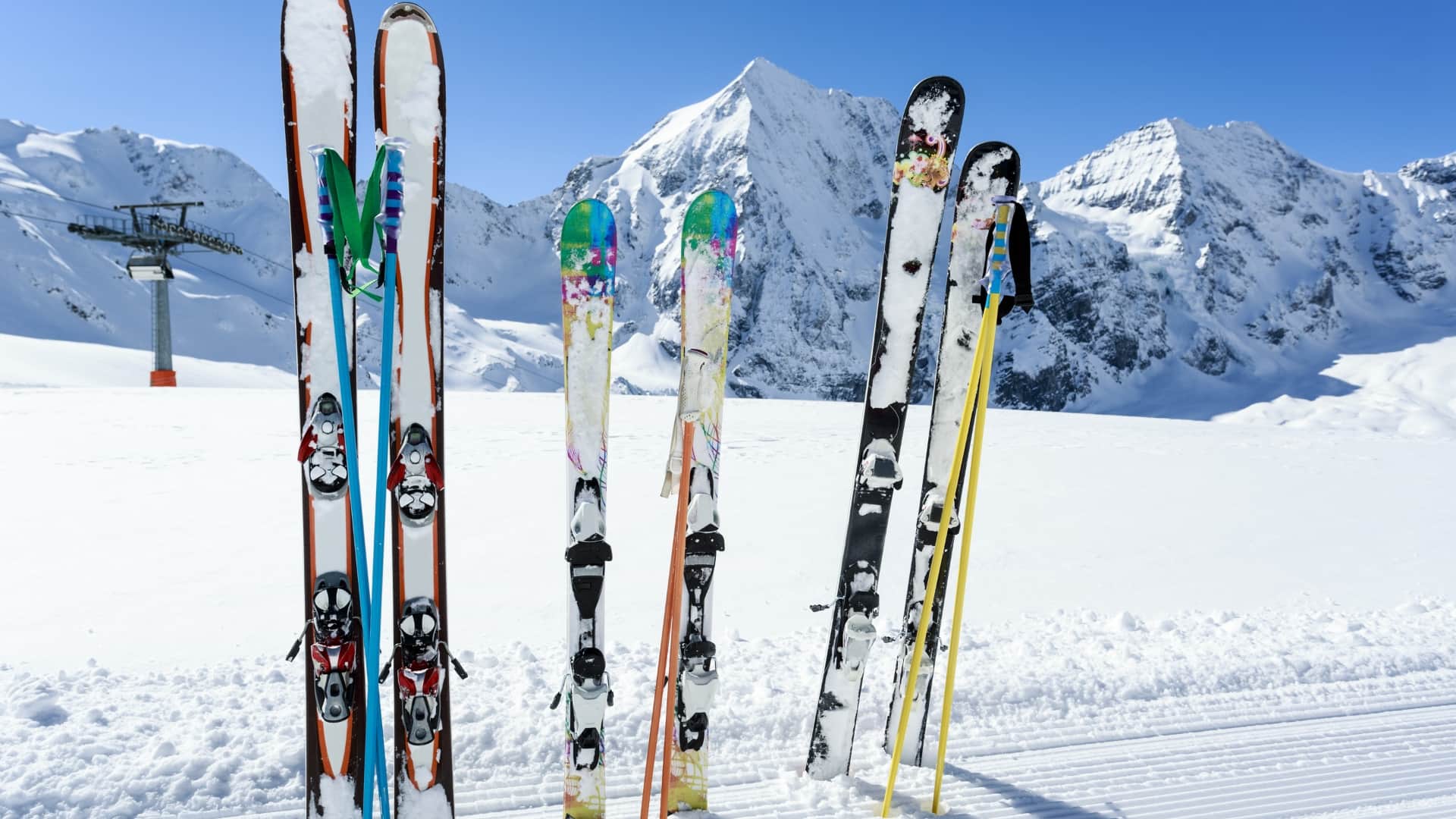 Esquís freeride versus esquís de montaña: ¿cuáles elegir?