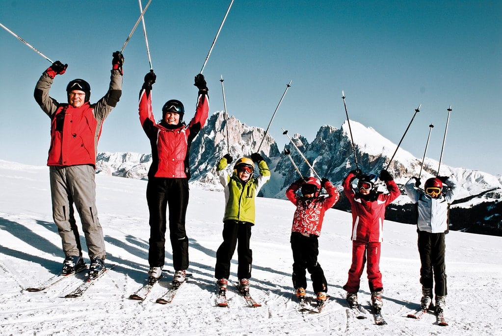 Lista de equipaje definitiva para un viaje de esquí exitoso con su familia