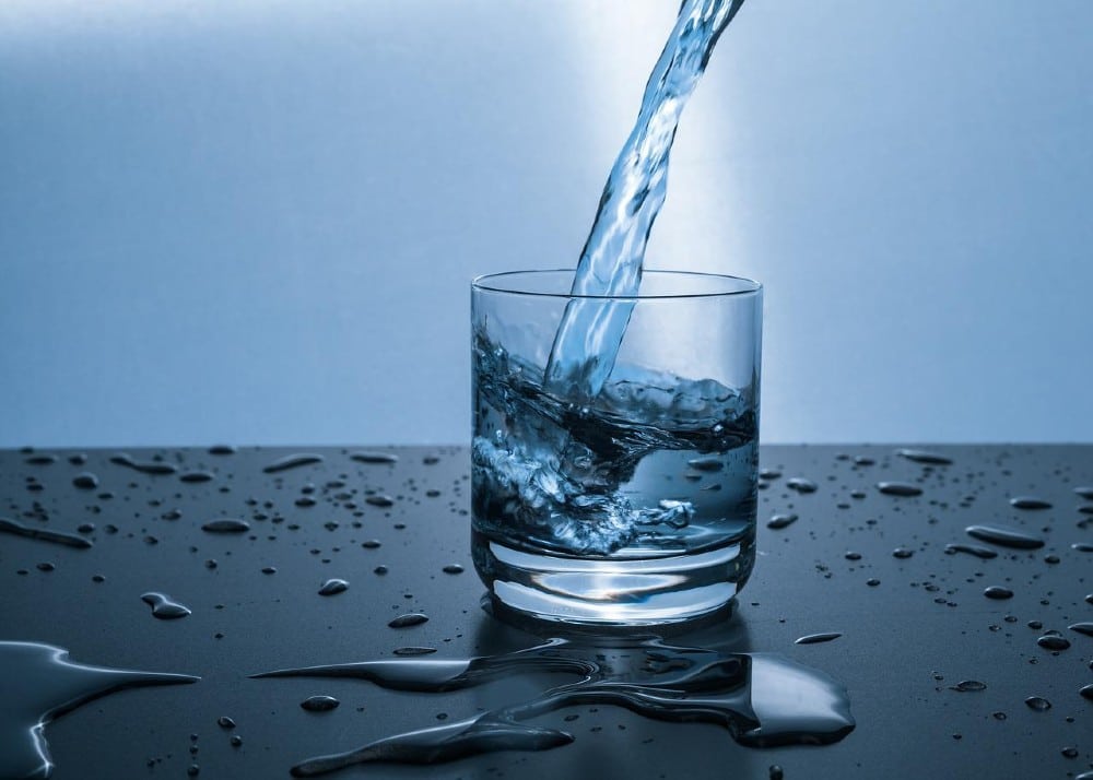 La mejor forma de llevar agua mientras se esquía (consejos de hidratación)