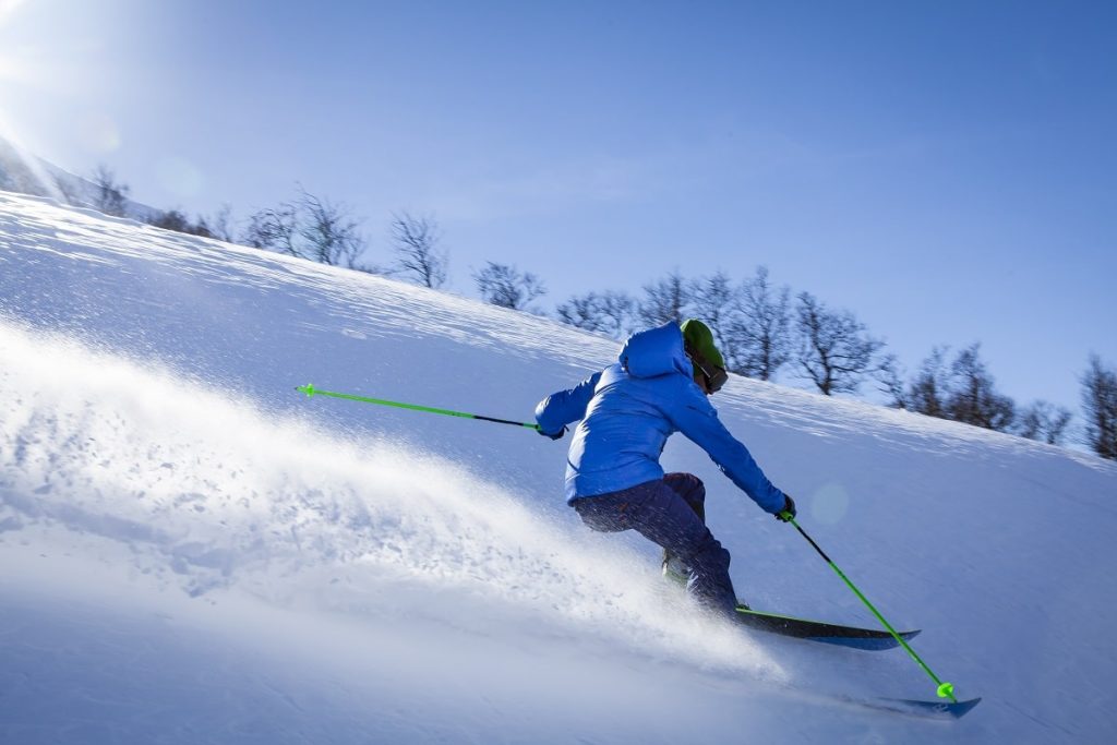 Cuesta abajo vs. Esquí de fondo: ¿cuál es más divertido? (Diferencias clave)