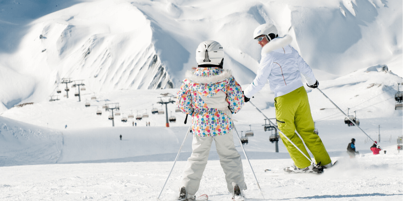 Cómo enseñar a esquiar a niños pequeños (6 consejos esenciales)