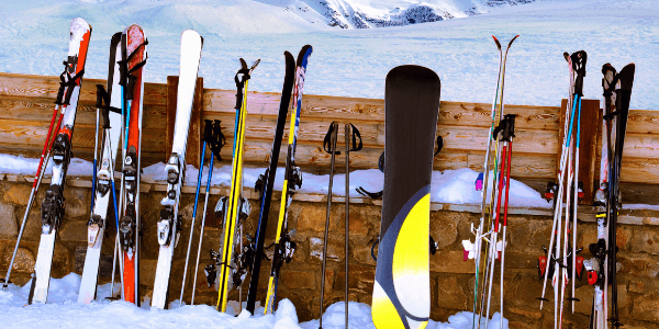 Tres formas de guardar los esquís fuera de temporada (lo que se debe y no se debe hacer)