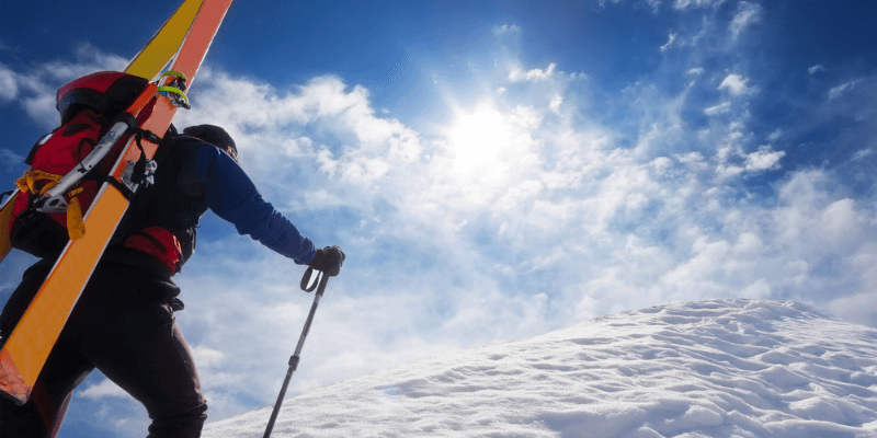 Las 3 mejores formas de llevar esquís en la mochila (pasos detallados)