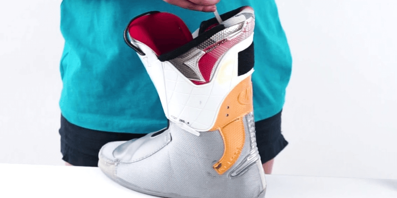 Cómo lavar y limpiar los forros de las botas de esquí (2 métodos con pasos)