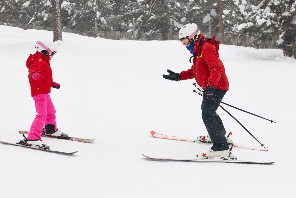 ¿Cuánta propina debería darle a un instructor de esquí?