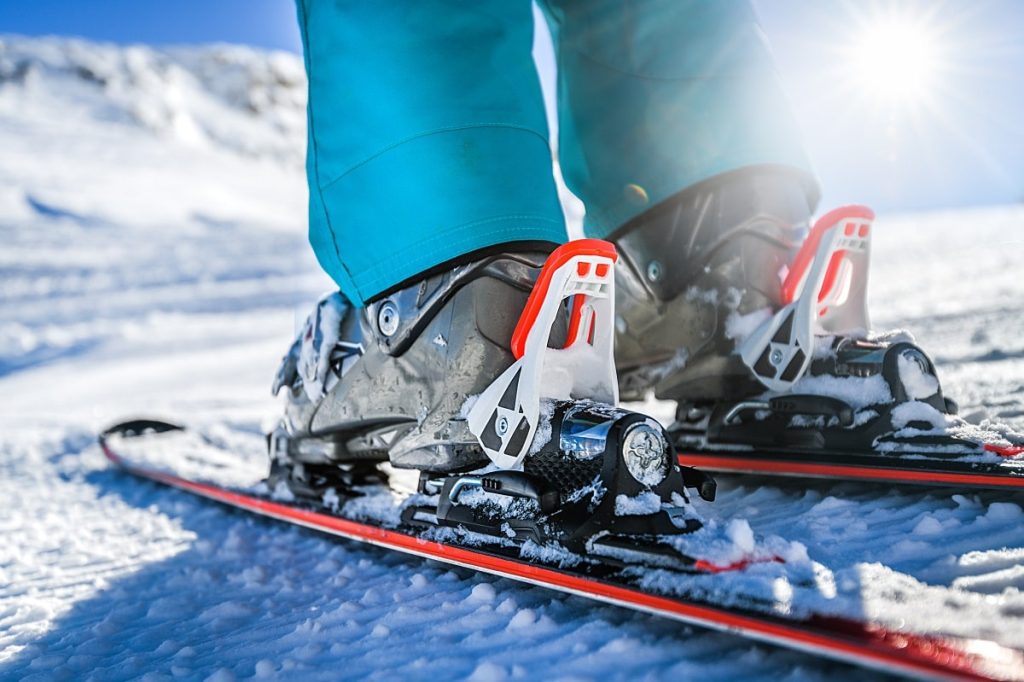 ¿Está usted en riesgo de sufrir el dedo del pie de esquiador? Descubra cómo proteger sus pies en las pistas