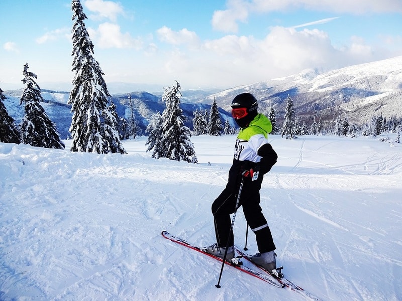 ¿Cómo reducen los esquiadores la resistencia?