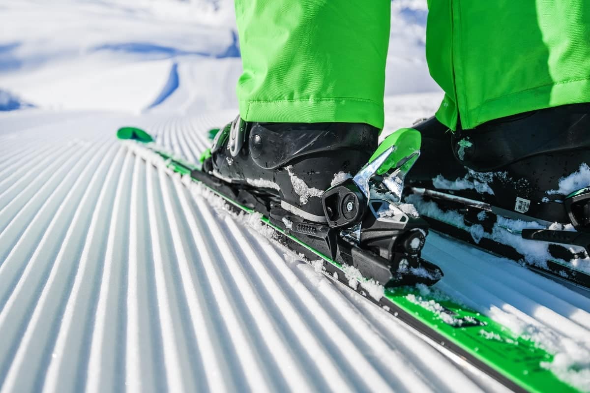 ¿Cómo se encuentra la línea central de un esquí para montar las fijaciones?