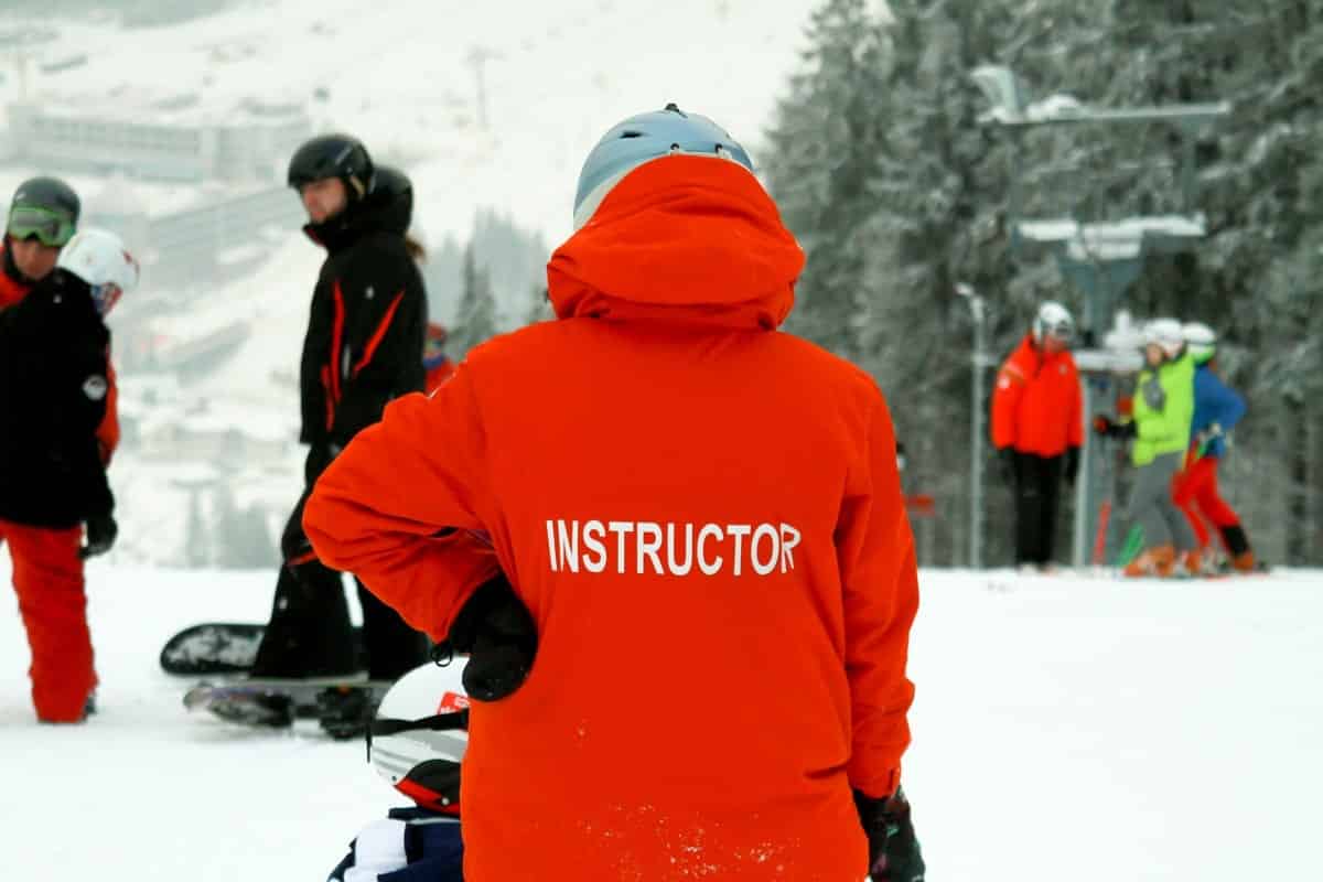 ¿Cuánta propina debería darle a un instructor de esquí?