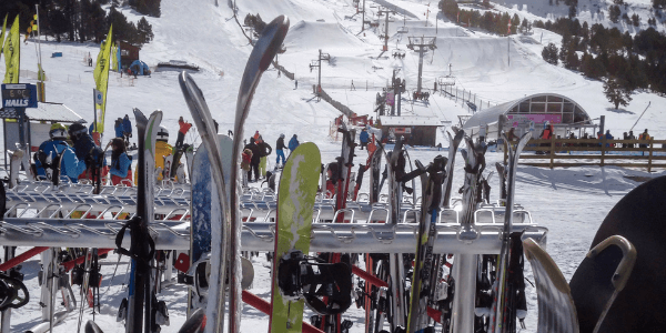 ¿Cuánto cuesta alquilar equipo de esquí?