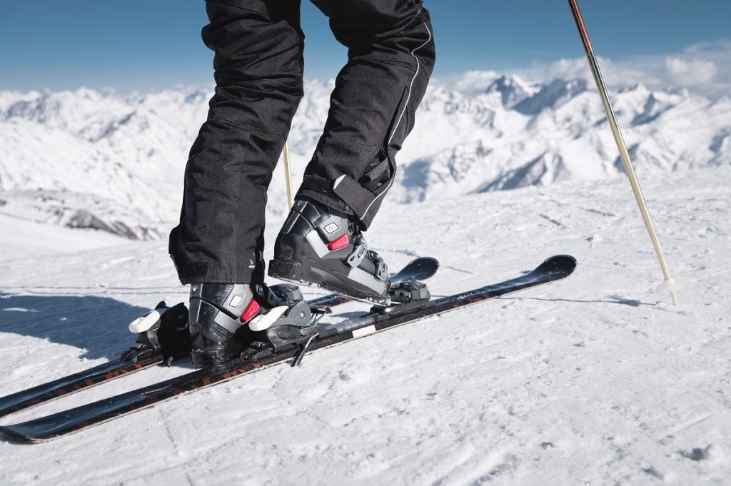 ¿Existe un esquí derecho e izquierdo designado? (¿Pierna específica o rotar?)