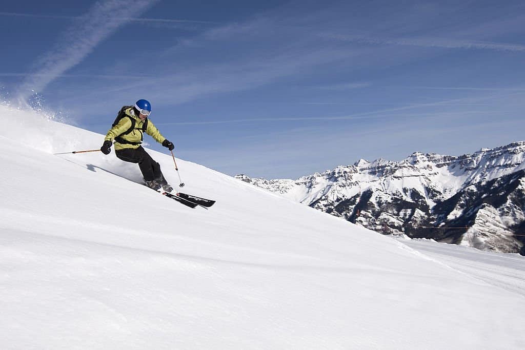 ¿Existe alguna diferencia entre esquís moldeados y parabólicos?