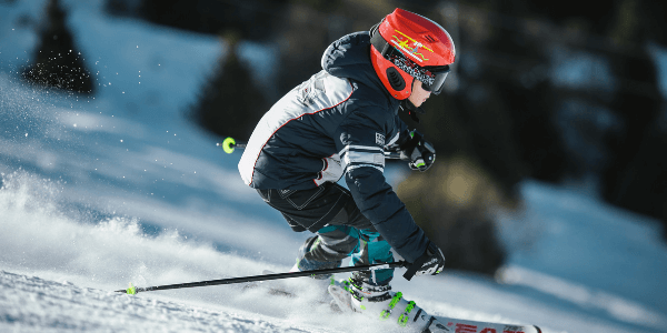 ¿Es necesario llevar casco para esquiar? (Y por qué)