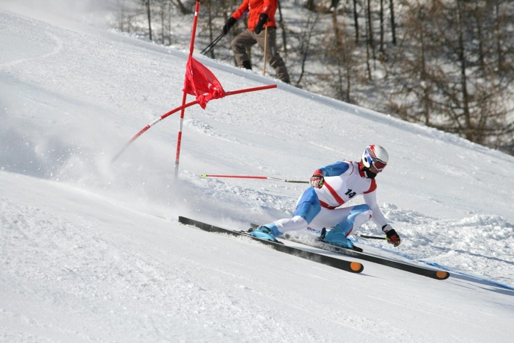¿Para qué sirven los bastones extra en un curso de esquí de slalom? (Razón aburrida por la que existen)