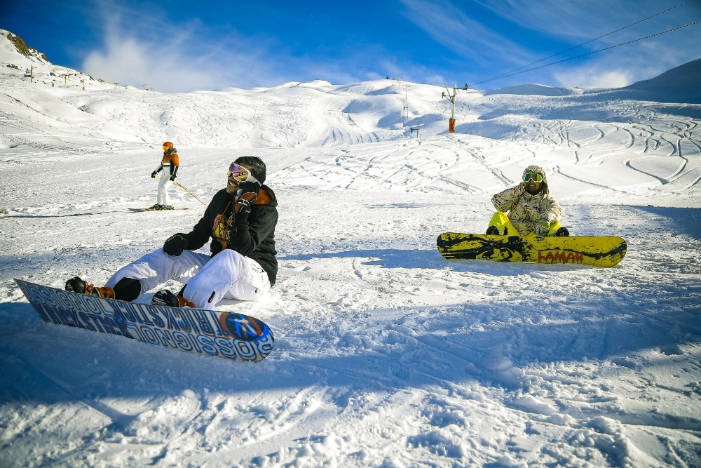 ¿Por qué el snowboard es más popular que el esquí? Rivalidad en pólvora