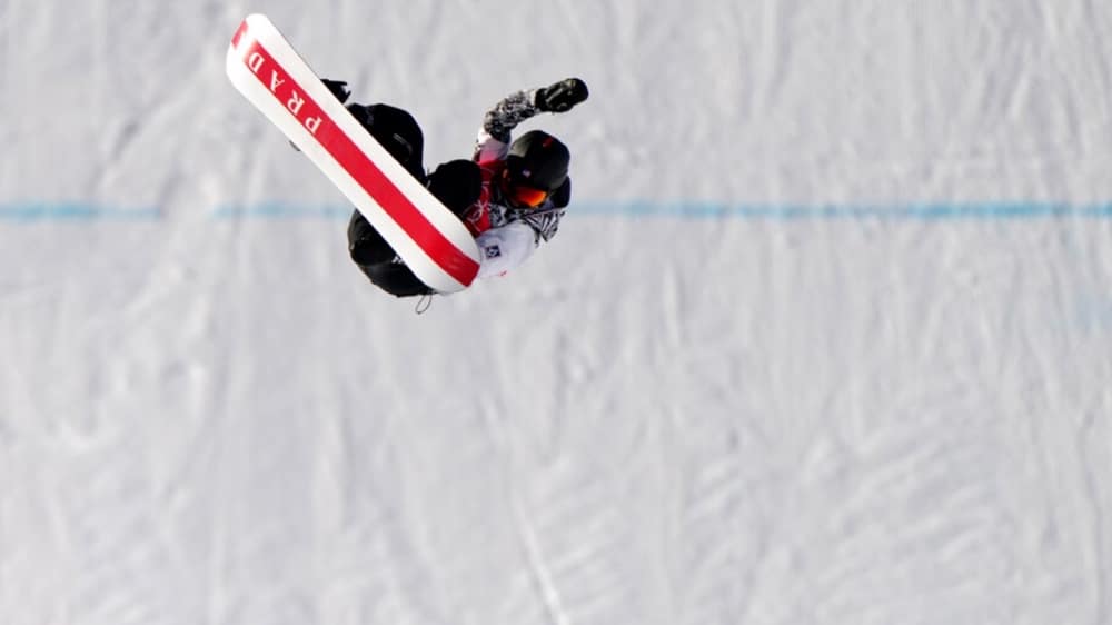¿Por qué los esquiadores y practicantes de snowboard estadounidenses llevan un brazo fuera de su chaleco de competición en los Juegos Olímpicos?