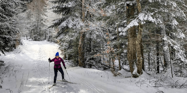 ¿Puede el esquí causar calambres en las espinillas? (La respuesta rápida)