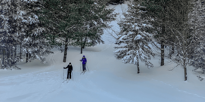 ¿Qué ponerse para practicar esquí de fondo? (Guía rápida)