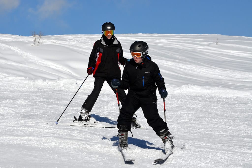 Cómo esquiar en polvo (consejos prácticos para principiantes)